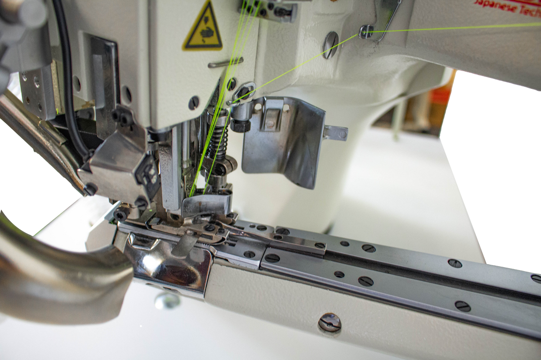 NT-L6200-01MS-52D-7-A MÁQUINA DE COSER INDUSTRIAL DE BLOQUEO PLANO SIN CORTADOR DE CADENA