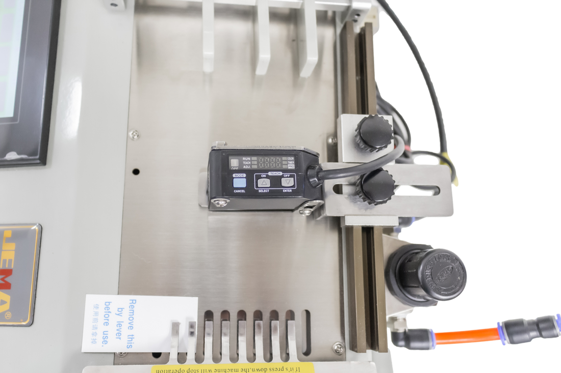 MÁQUINA CORTADORA DE ETIQUETAS DE NUEVA GENERACIÓN JM-120PLHXS